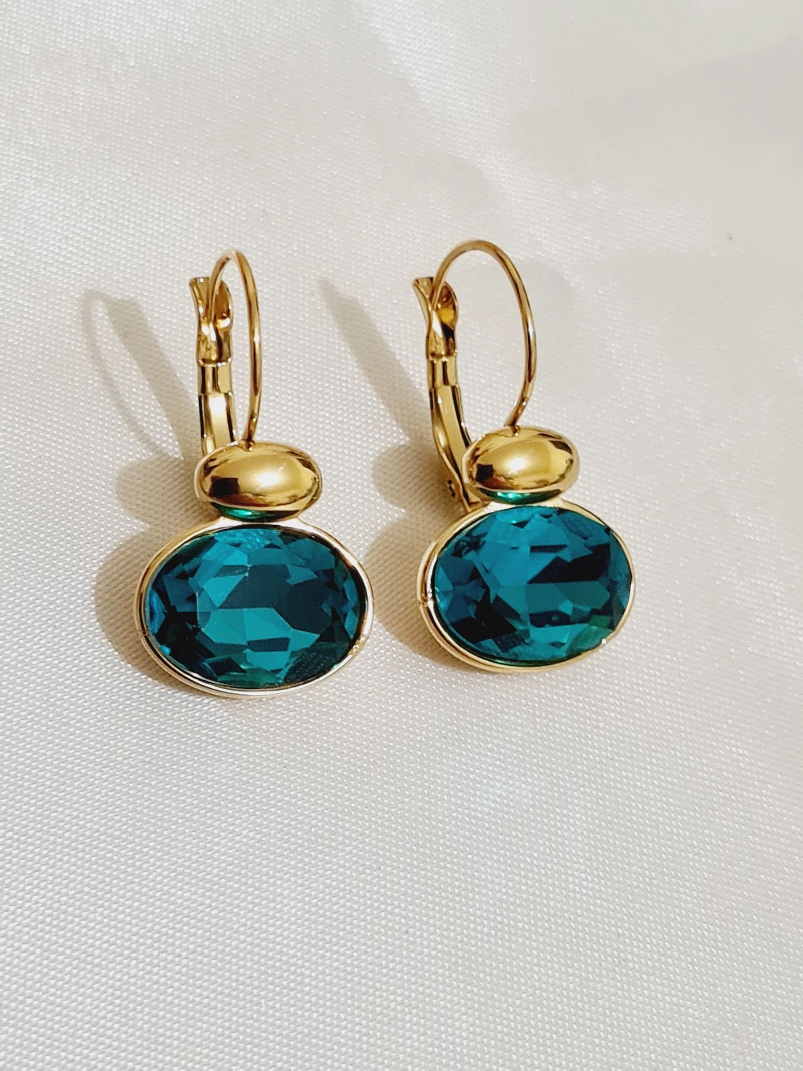 Boucles d'oreilles dorées cristaux verts émeraude